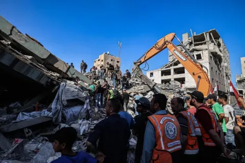 فرق الدفاع المدني بموقع عمارة السعادة المنهارة في غزة، 16 سبتمبر 2026 (عمر اشتيوي/Getty)