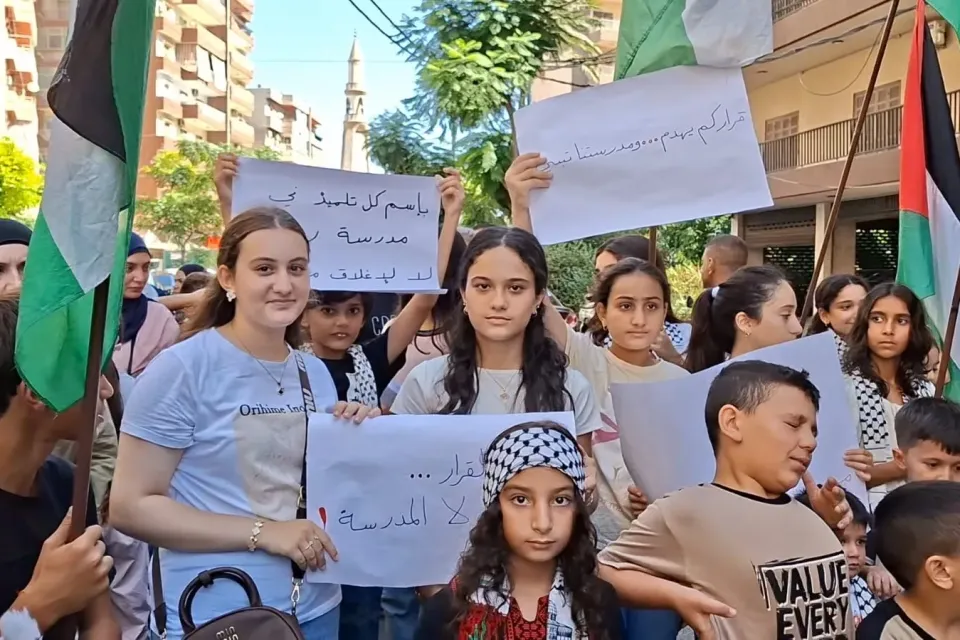 مقعد بلا مدرسة: كيف يتقلّص تعليم اللاجئ الفلسطيني في لبنان مدرسةً تلو الأخرى؟