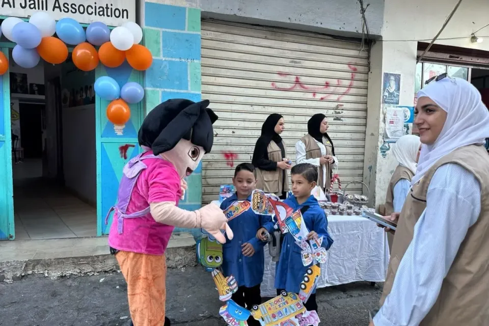 موسيقى وأقلام وهدايا: مخيم الجليل يستقبل طلابه بفرحة في أول أيام العام الدراسي