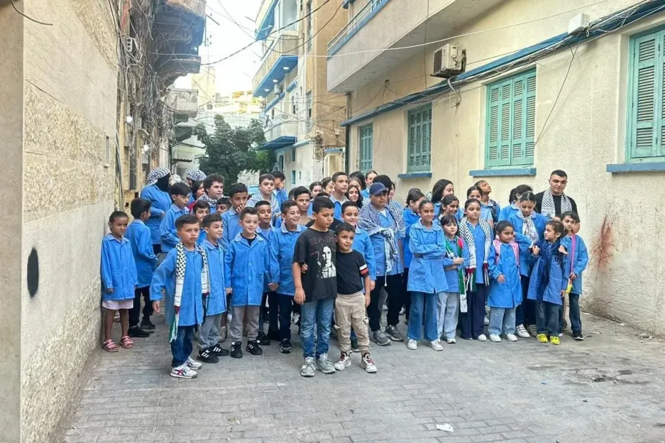 طلاب مدرسة رفح يفتتحون عامهم الدراسي على الرصيف.. وإغلاق مدرسة اللد رفضاً للنقل