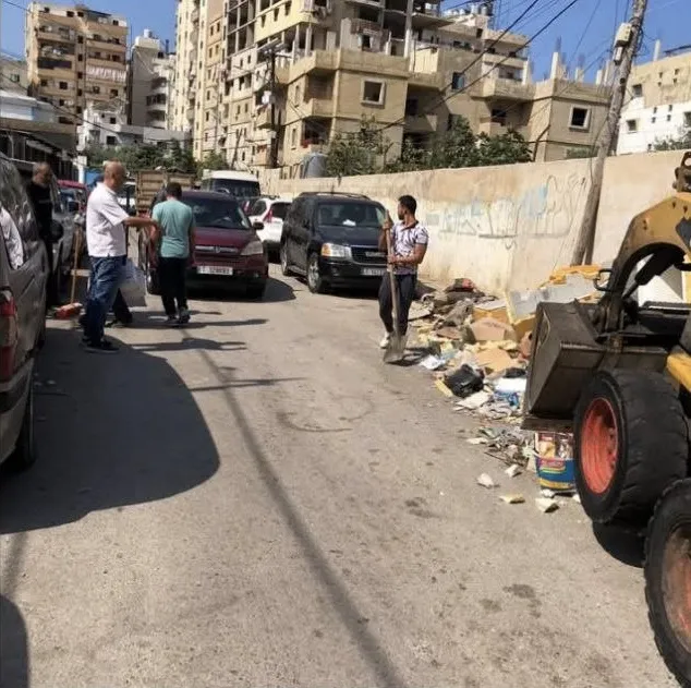 حملة تنظيف شاملة لشارع مدارس التركيب في مخيم البداوي تلبيةً لشكاوى الأهالي