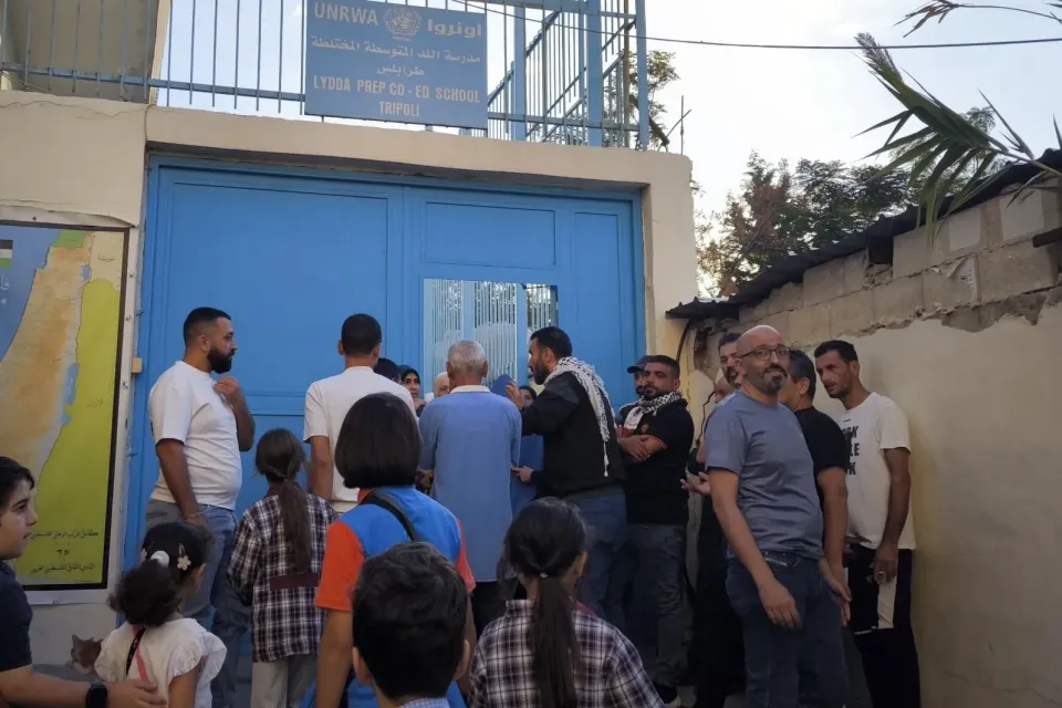 إعادة فتح مدرسة اللد ونقل الاحتجاج إلى مكتب الأونروا: أهالي رفح واللد في تحرك موحد