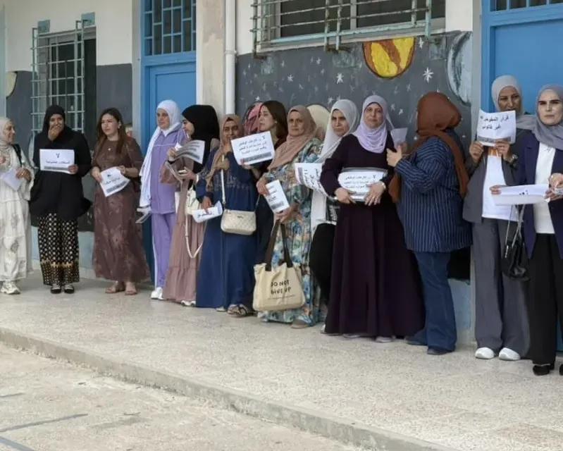 معلمو الأونروا يعتصمون في الرشيدية: لا لتقليص الدوام إلى أربعة أيام ولا لحسم الـ20% من الرواتب