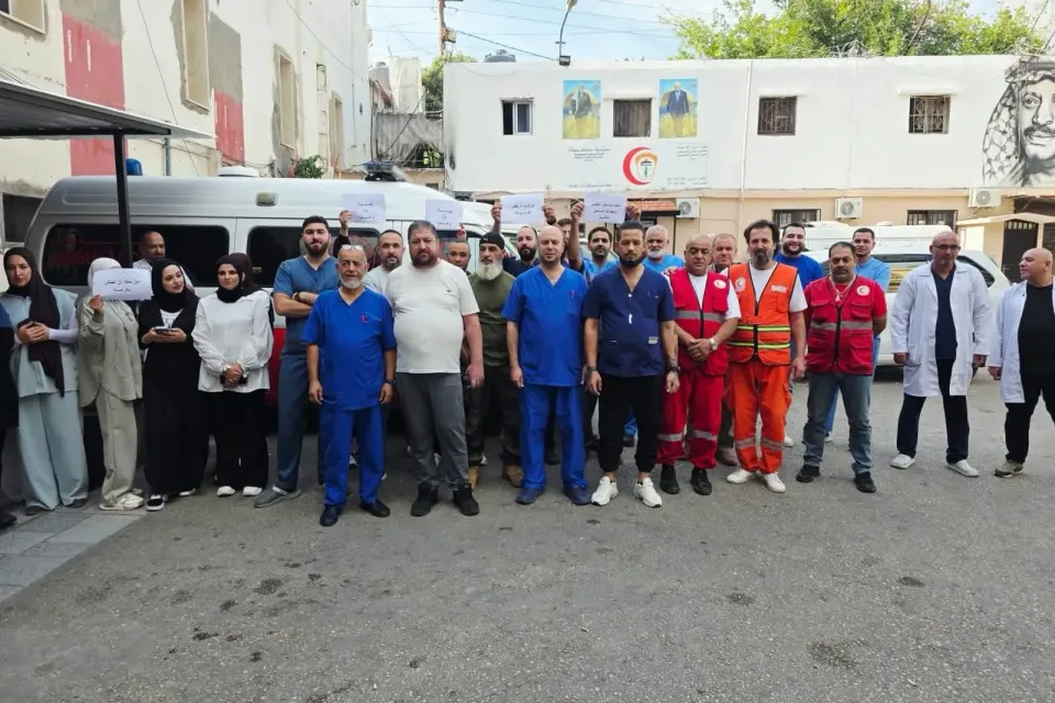 أطباء وممرضو مستشفى الهمشري يعتصمون للمطالبة بالرواتب ويلوّحون بالإقفال الجمعة