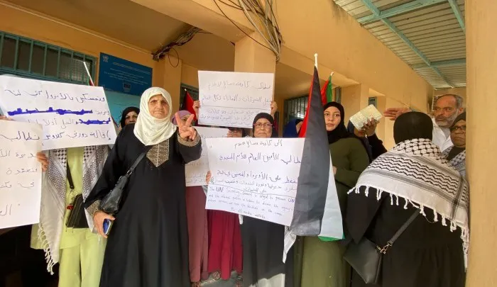 نساء عين الحلوة يعتصمن داخل مكتب مدير "أونروا" وعيادتها رفضاً للتقليصات ومعونة الطحين